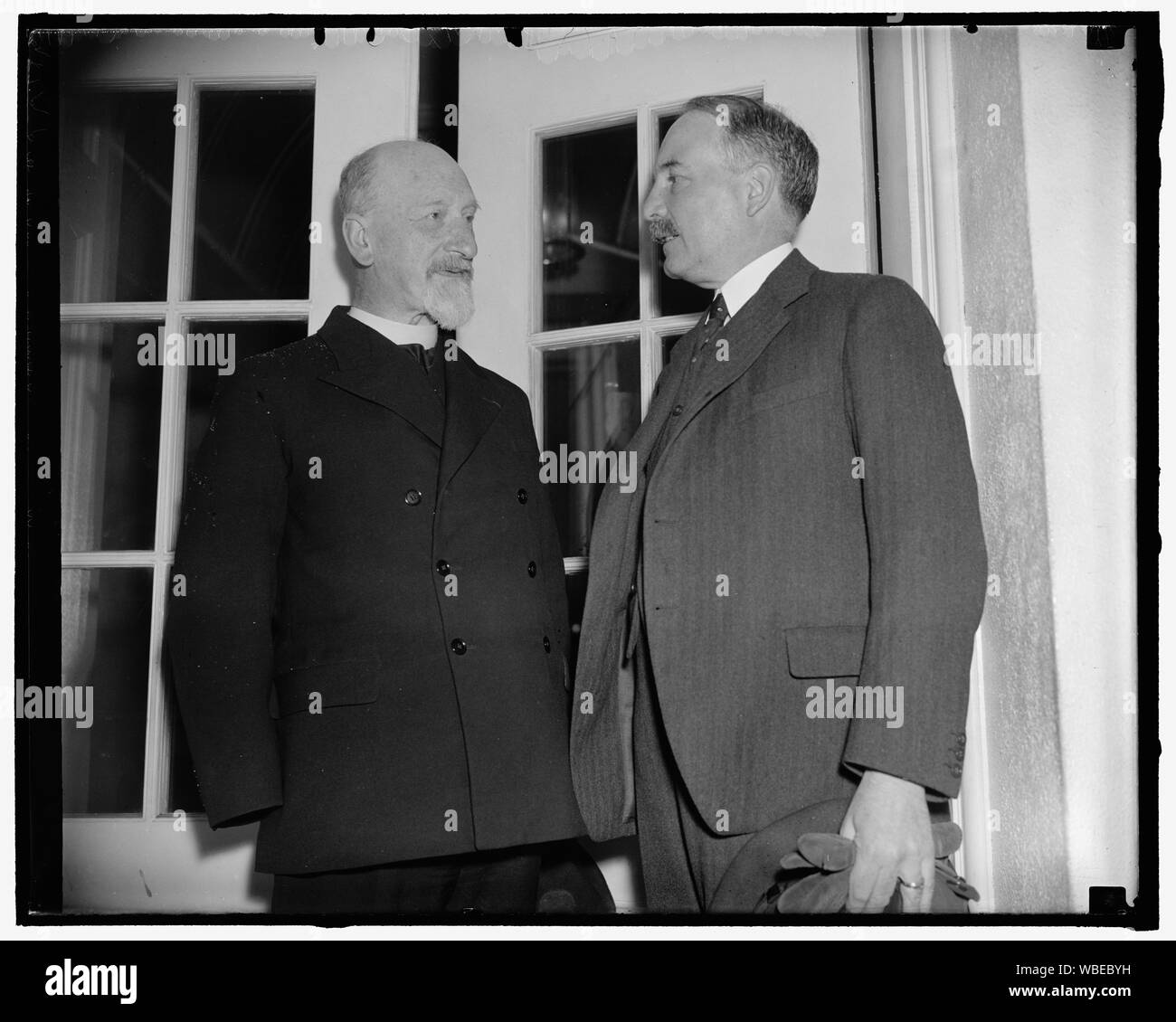 Il sacerdote francese racconta Roosevelt degli orrori della guerra. Washington, 26 maggio. Padre R. Jacquinot De Basengers, sacerdote francese attaccata alla Croce Rossa internazionale a Shanghai, ha detto oggi il Presidente Roosevelt della sofferenza tra rifugiati cinesi sulla zona della guerra non dichiarata in Estremo Oriente. In questo paese per essere di aiuto nel drive per i fondi per gli aiuti ai rifugiati, il sacerdote è stato accompagnato alla casa bianca dall'ambasciatore francese Conte Rene Saintquentin, 5/26/38 Abstract/medio: 1, negativo : vetro ; 4 x 5 in. o più piccolo Foto Stock