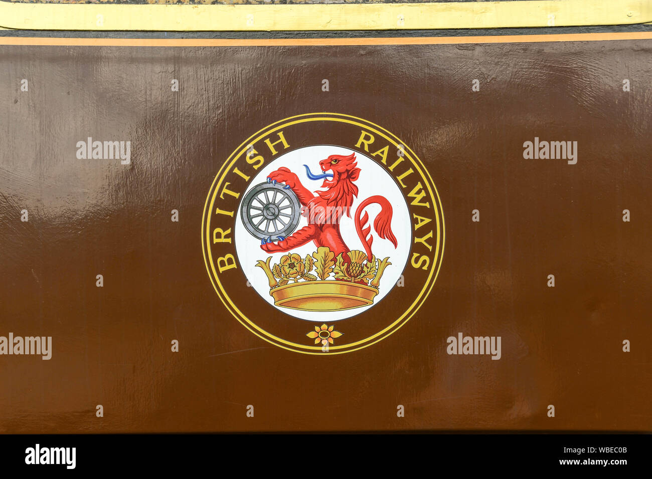 CRANMORE, Inghilterra - Luglio 2019: vista ravvicinata del vecchio British Railways logo sul lato di un vagone ferroviario sulla East Somerset Railway. Foto Stock