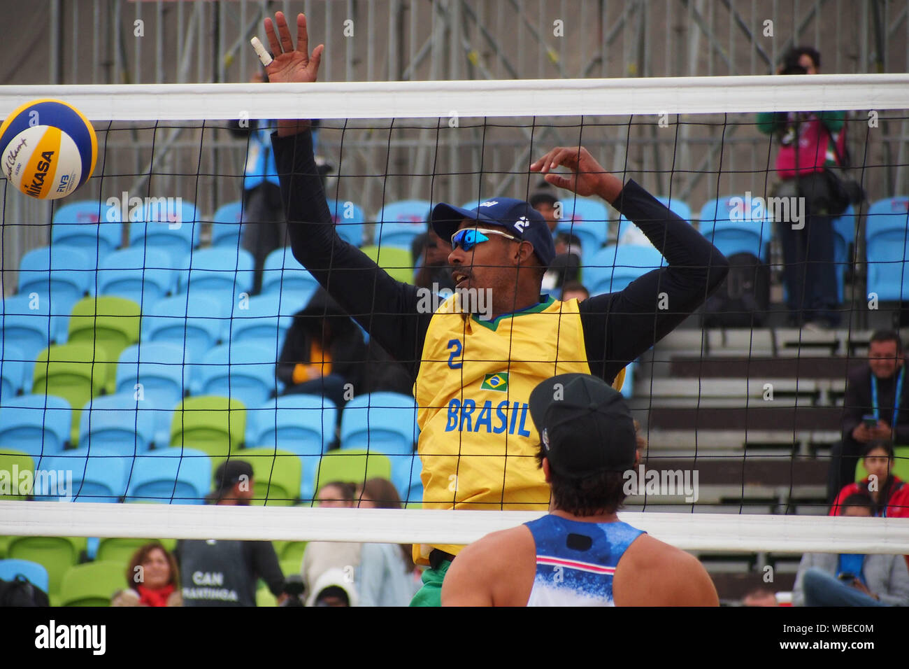 Beach volley; Thiago Dealtry dal Brasile in azione in un turno preliminare durante la Lima 2019 Giochi Panamericani Foto Stock