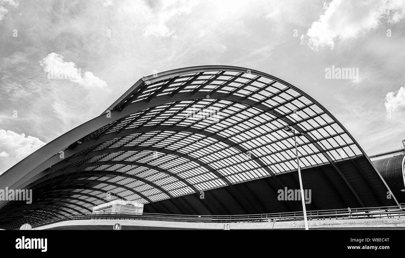 La stazione centrale di Amsterdam norht con il lato arrotondato del tetto in acciaio in una giornata di sole guardando verso l'alto in bianco e nero Foto Stock