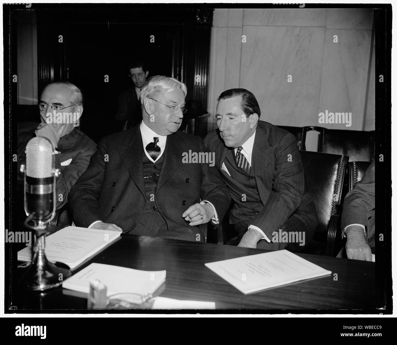 Freshman Senatore apprende da old timer. Washington, 14 aprile. Durante una tregua alla riunione del Senato Comitato delle Relazioni Estere ieri, California's Hiram Johnson ha preso il tempo di rispondere ad alcune domande sulla procedura senatoriale messo a lui da Florida è di nuovo il senatore, Claude Pepe. O forse sono patch la lunga faida Florida-California oltre il tempo e il clima, 4-14-39 Abstract/medio: 1, negativo : vetro ; 4 x 5 in. o più piccolo Foto Stock