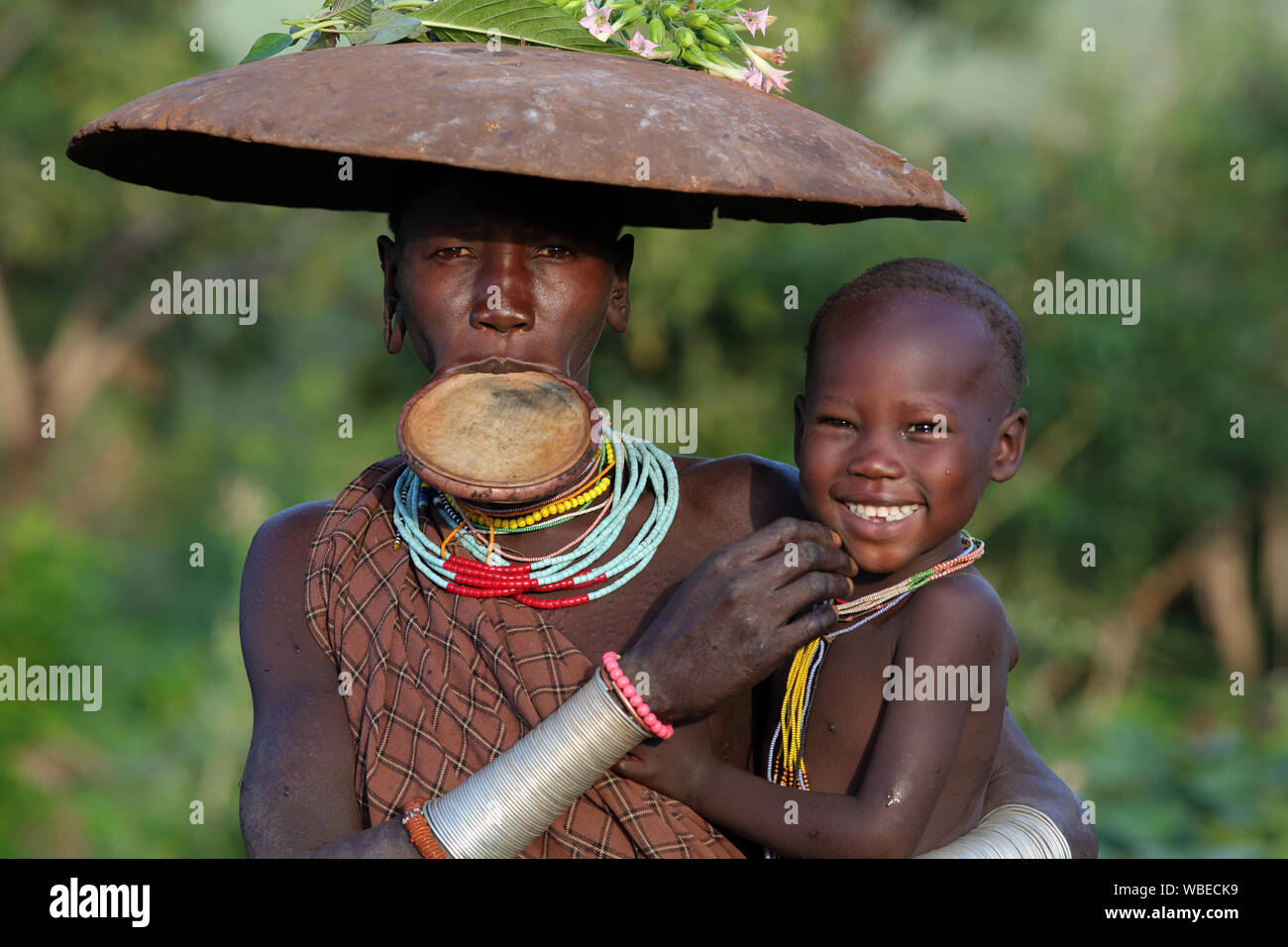 Suri donna con lipplate in Sud Omo, Etiopia. Un programma di reinsediamento minaccia la tribù in Etiopia. Foto Stock