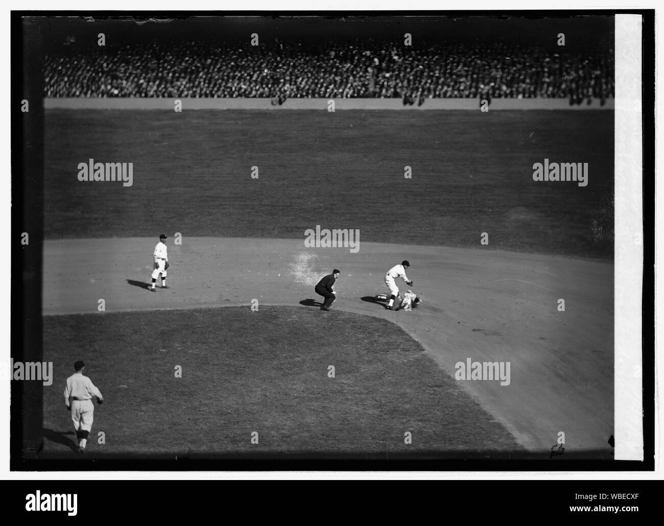 Frische sicuro al 2° sul suo doppio, World Series, 10/9/24 Abstract/medio: 1, negativo : vetro ; 5 x 7 in. o più piccolo Foto Stock