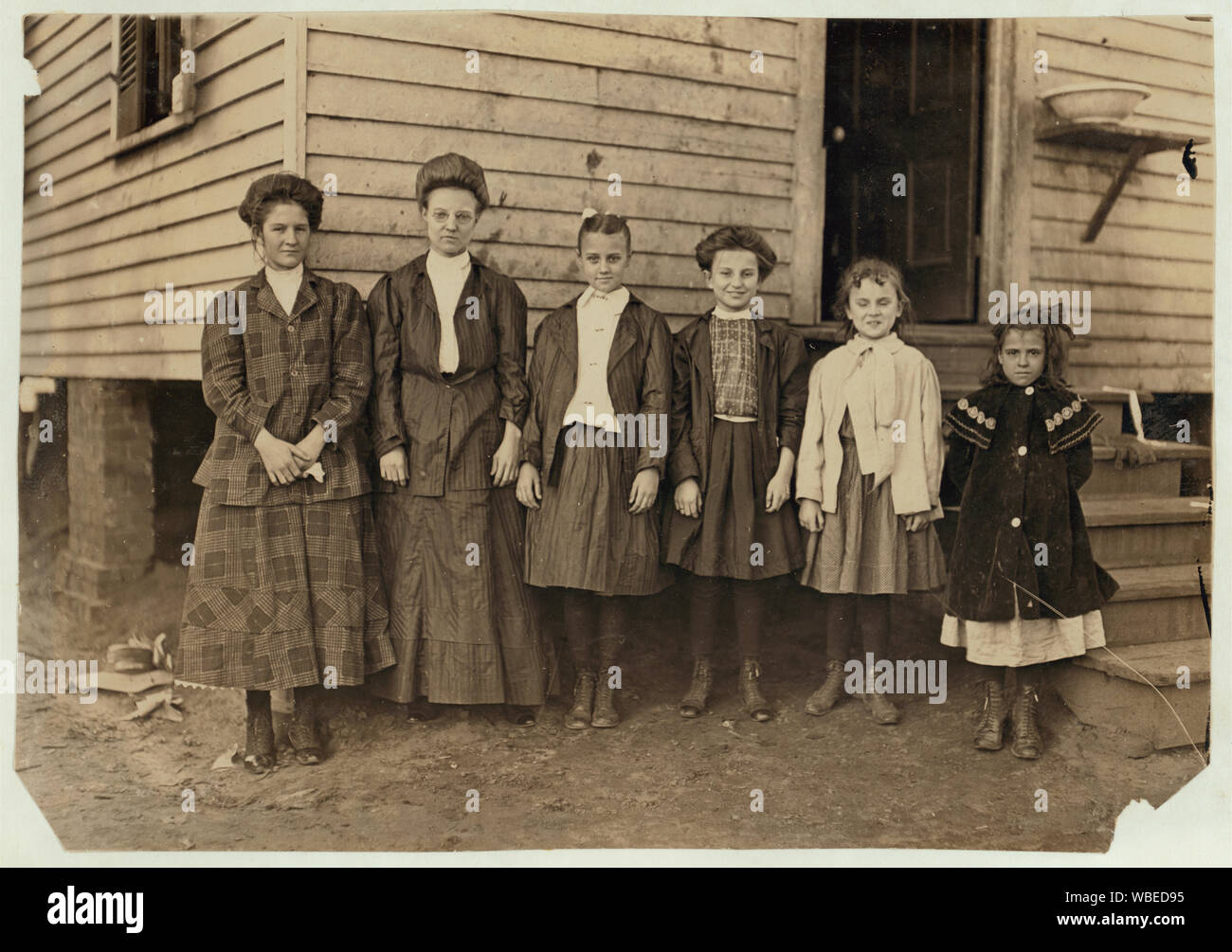 Dal Bibb Mill n. 1, Macon Ga. La ragazza più piccolo--Pampa Barrow, helper 1 anno in un mulino. Avanti, Hellie Dix, helper 3 anni in un mulino. Avanti, Ola Dix, helper 4 anni in un mulino. Avanti, Minnie Lane, helper 1 anno in un mulino. Avanti, Mammie Lane, mano regolari, 6 anni in un mulino. Avanti, Alma Croce helper, mano regolari, 3 anni in un mulino. Abstract: Fotografie dal record della Nazionale di Lavoro Minorile Comitato (USA) Foto Stock