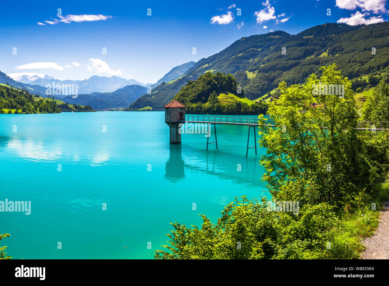 Il lago di Lungern con alpi svizzere in background, Obvaldo, Svizzera, Europa. Foto Stock