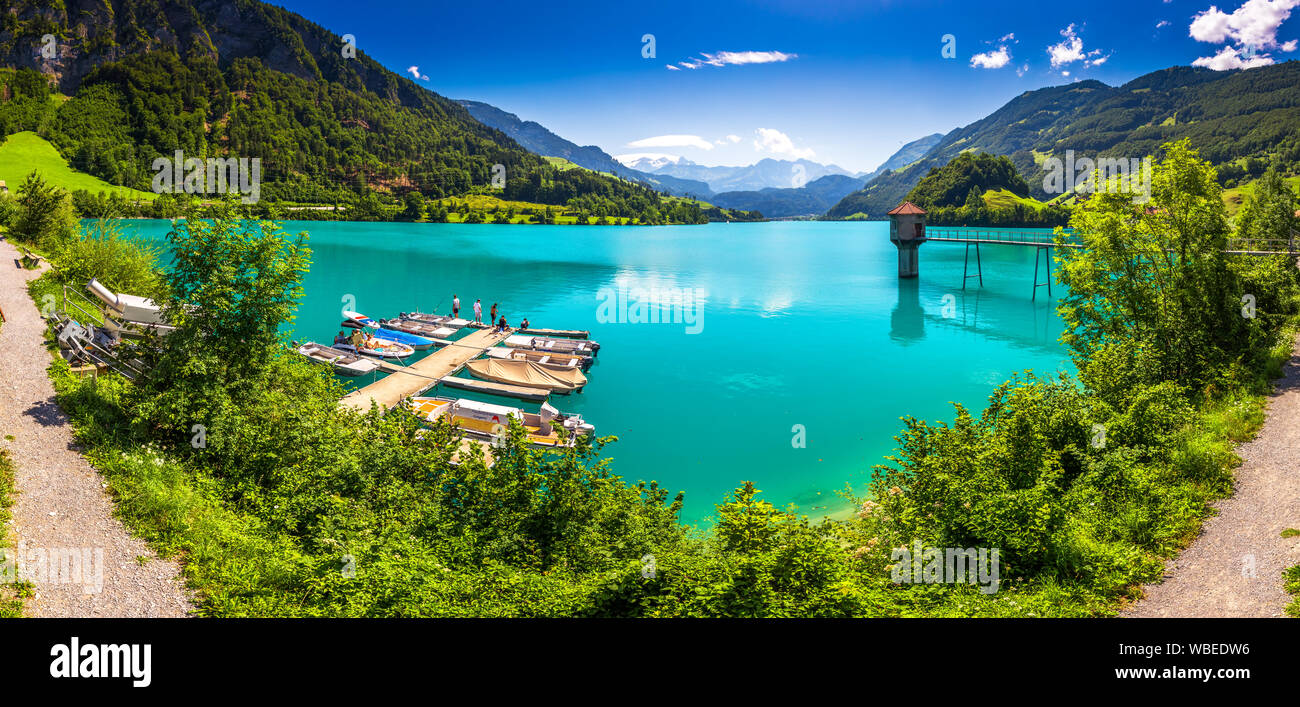 Il lago di Lungern con alpi svizzere in background, Obvaldo, Svizzera, Europa. Foto Stock