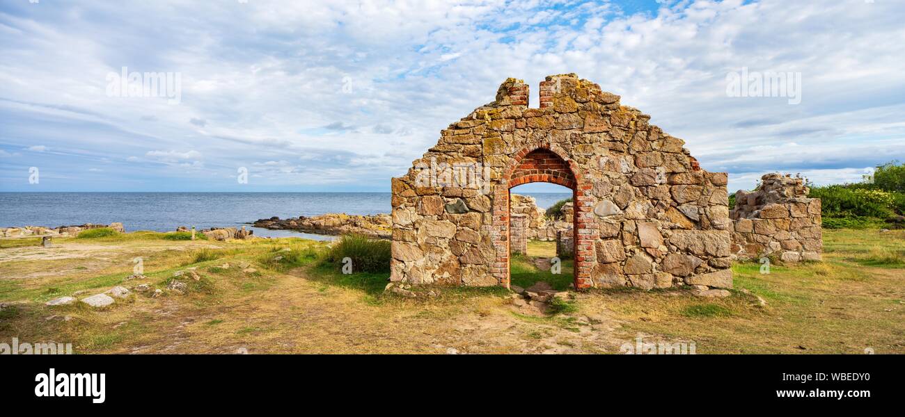 Salomone cappella, Chiesa medievale rovina sulla costa del Mar Baltico, Hammerknuden penisola, vicino Allinge-Sandvig, Bornholm, Danimarca Foto Stock