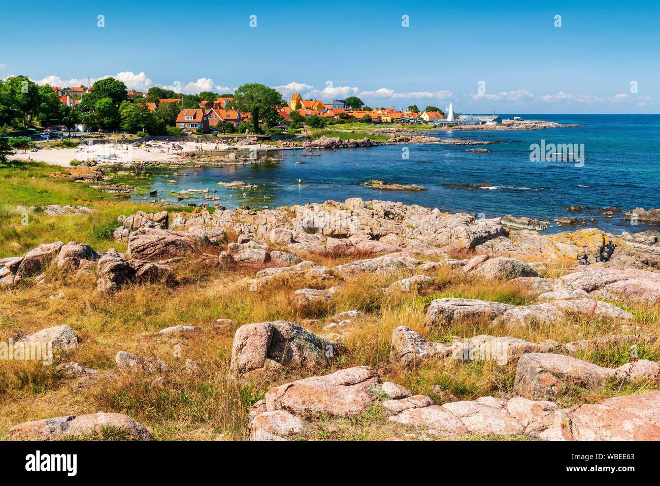 Vista di Allinge con la zona di balneazione e smokehouse sulla costa rocciosa del mar Baltico, Allinge-Sandvig, Bornholm, Danimarca Foto Stock
