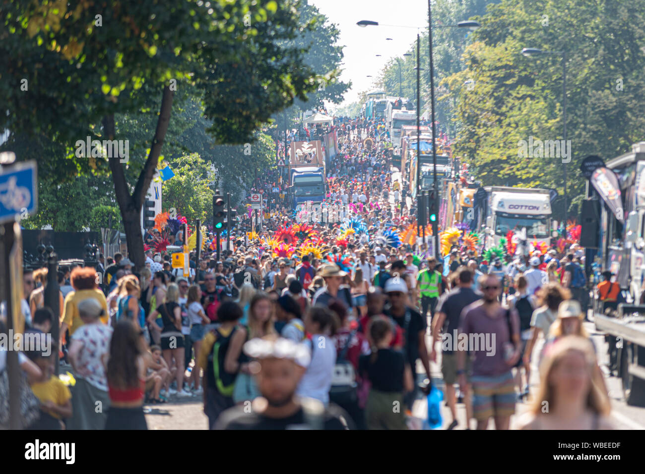 Grande raduno dei partecipanti al carnevale di Notting Hill parata finale su un caldo lunedì festivo. Una folla di persone Foto Stock