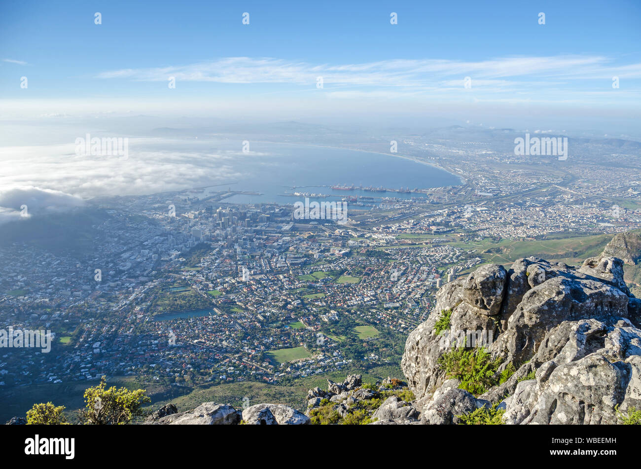 Il Cape Town City Bowl, un anfiteatro naturale-zona sagomata, come visto da di Table Mountain con la Table Bay e il porto della città Foto Stock