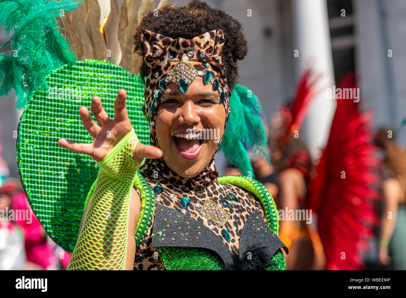 Femmina nel coloratissimo elaborato costume giamaicano al carnevale di  Notting Hill parata finale su un caldo lunedì festivo. Cat claw impressione  Foto stock - Alamy