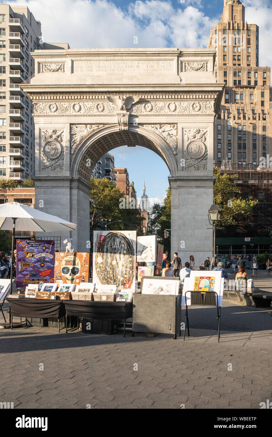 NEW YORK CITY, NY - Agosto 24, 2019: scena di Washington Square Park nel Greenwich Village di Manhattan su un pomeriggio d'estate. Foto Stock
