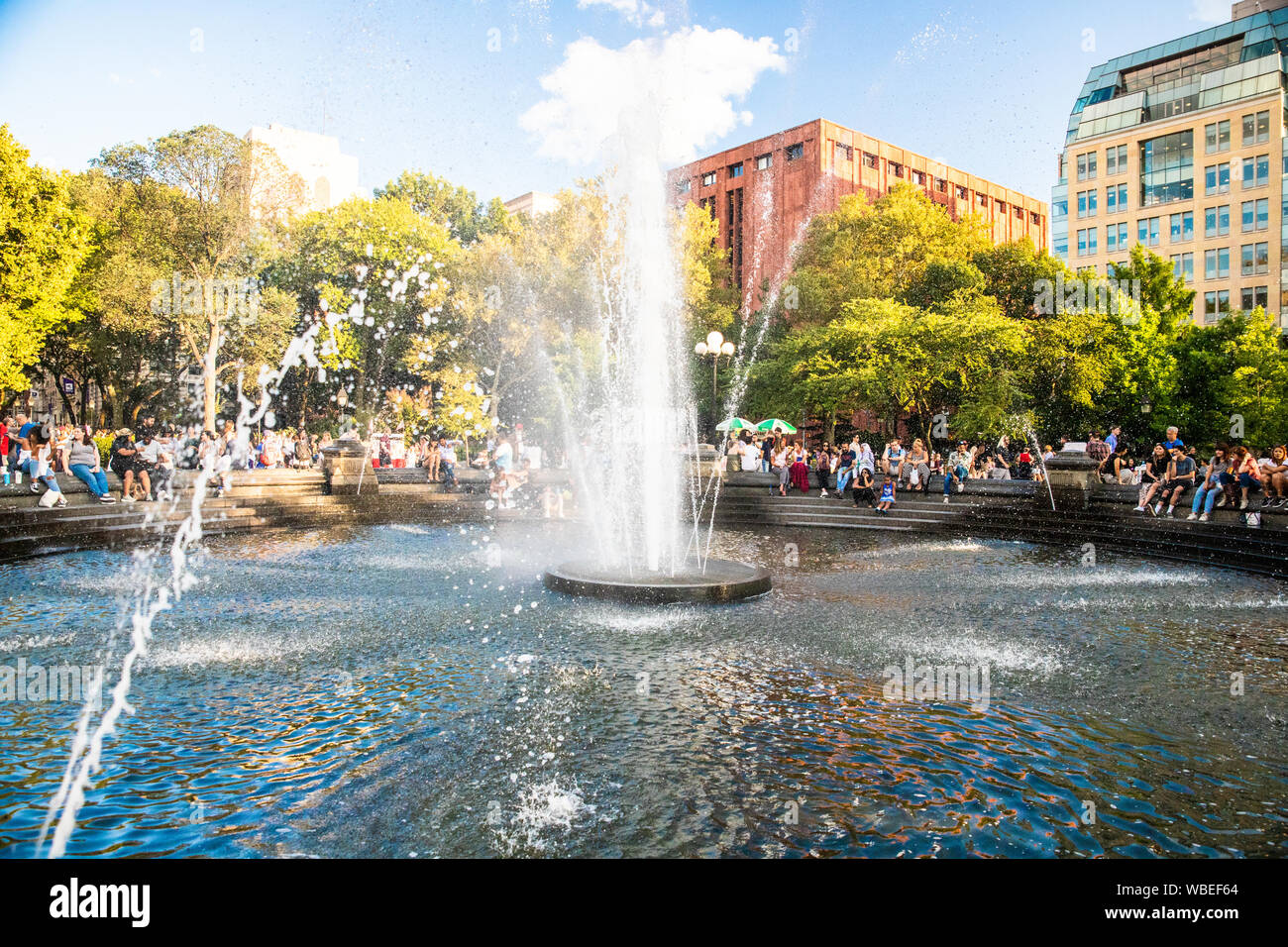 NEW YORK CITY, NY - Agosto 24, 2019: scena di Washington Square Park nel Greenwich Village di Manhattan su un pomeriggio d'estate. Foto Stock