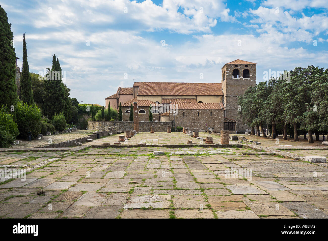 Vista panoramica di San Giusto Cattedrale e il foro romano resti a Trieste, Italia settentrionale Foto Stock