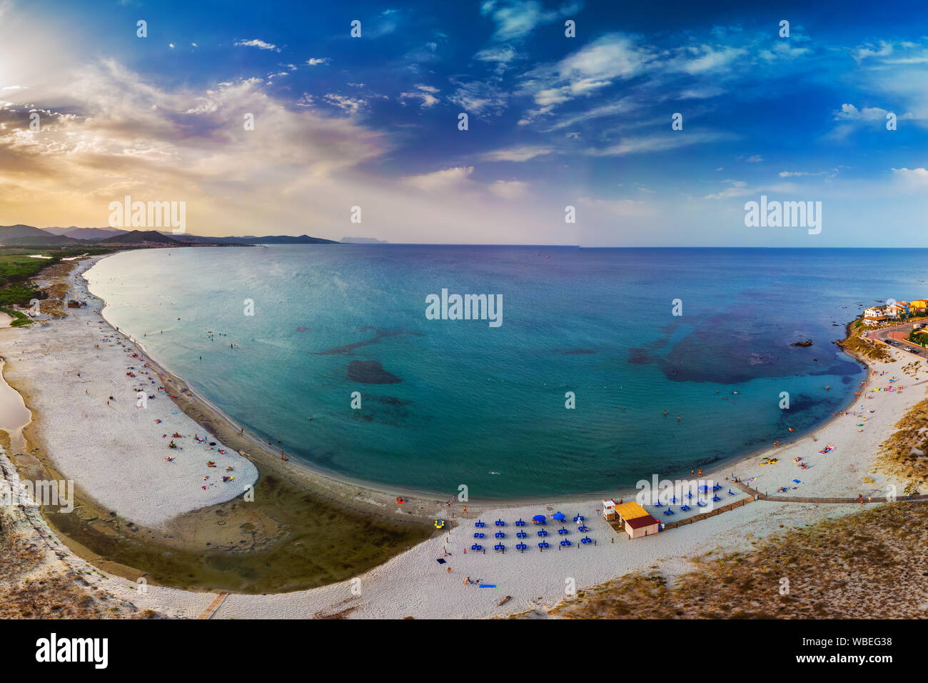 Spiaggia di graniro con Santa Lucia città vecchia nella Regione italiana Sardegna sul Mar Tirreno, Sardegna, Italia, Europa. Foto Stock