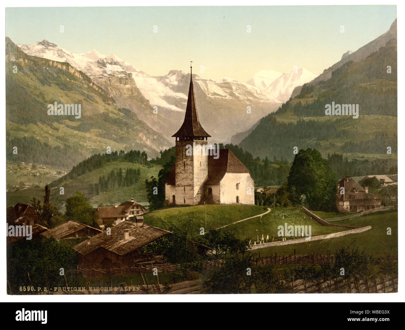 Frutigen, chiesa e sulle Alpi, Oberland bernese, Svizzera; Foto Stock