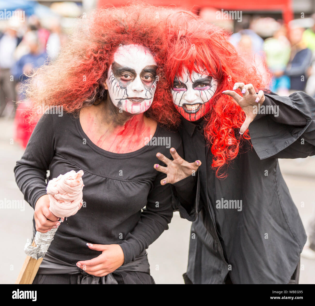 Cuenca, Ecuador - Jan 5, 2014: Due ragazze sono vestiti come demoni per la parata Foto Stock