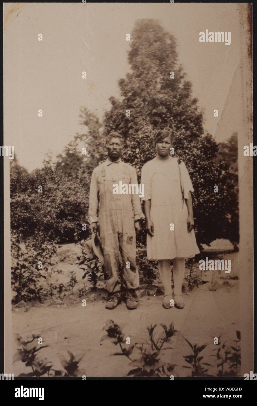 A piena lunghezza Ritratto di un misterioso uomo e donna, stando in piedi a fianco a fianco su strada sterrata Abstract/medio: 1 fotografia : B&W stampa ; foglio 15 x 10 cm. Foto Stock