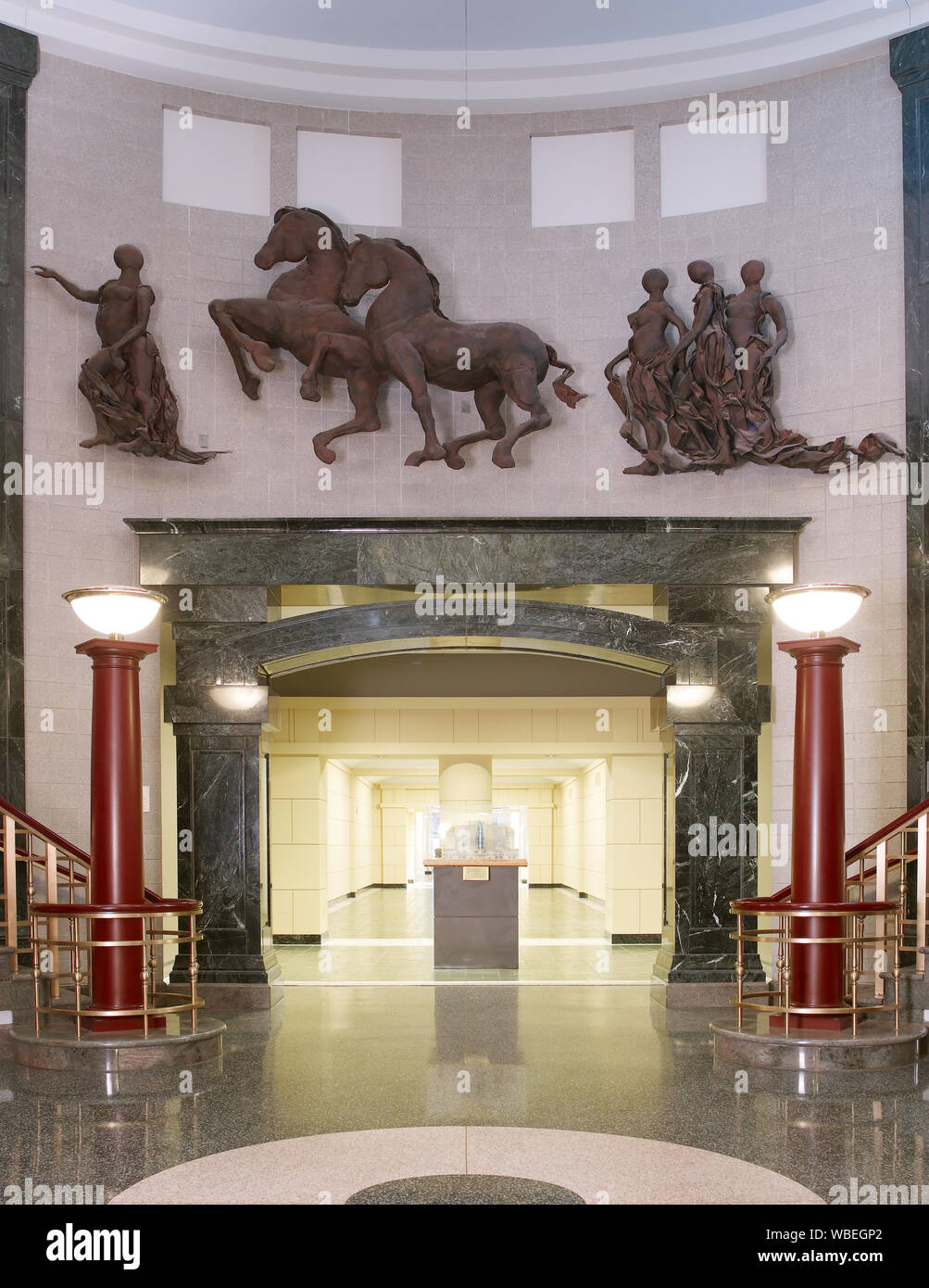 Vista piena di untitled la scultura si trova nella Rotunda di C.S. Fisher U.S. Courthouse allegato, Trenton, New Jersey Foto Stock