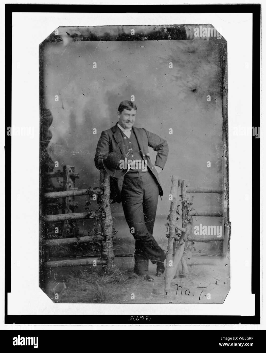 Ritratto a figura intera di un uomo astratto/medio: 1 stampa fotografica : tintype. Foto Stock