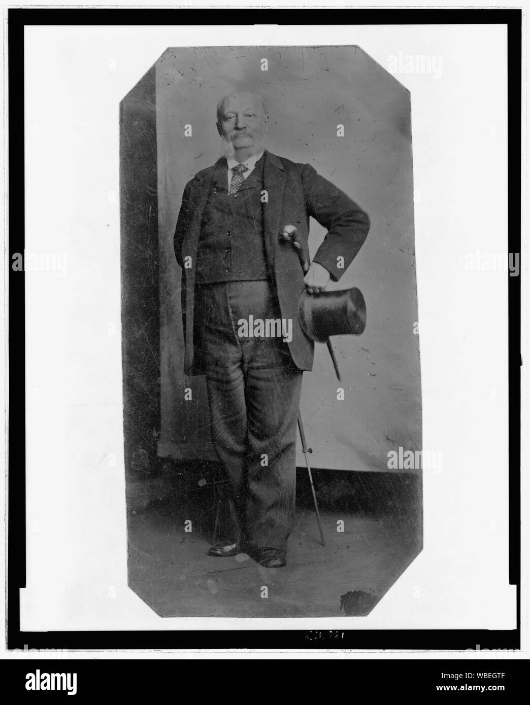 Ritratto a figura intera di un uomo con un cappello a cilindro e bastone Abstract/medio: 1 stampa fotografica : tintype. Foto Stock