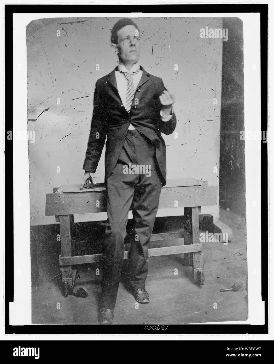 Ritratto a figura intera di un uomo in piedi di fronte a una panca in legno Abstract/medio: 1 stampa fotografica : tintype. Foto Stock