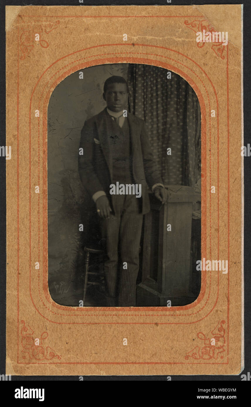 A tutta lunghezza Ritratto di una giovane americana africana, uomo in piedi accanto a uno sgabello Abstract/medio: 1 fotografia : tintype ; 12,5 x 8 cm (carta mat) Foto Stock