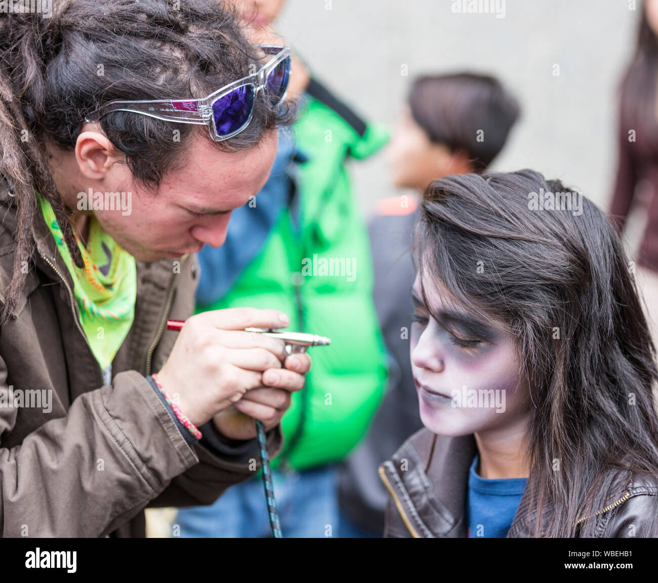 Cuenca, Ecuador - Jan 5, 2014: ragazza trucco ha chiesto di essere un vampiro in una sfilata Foto Stock