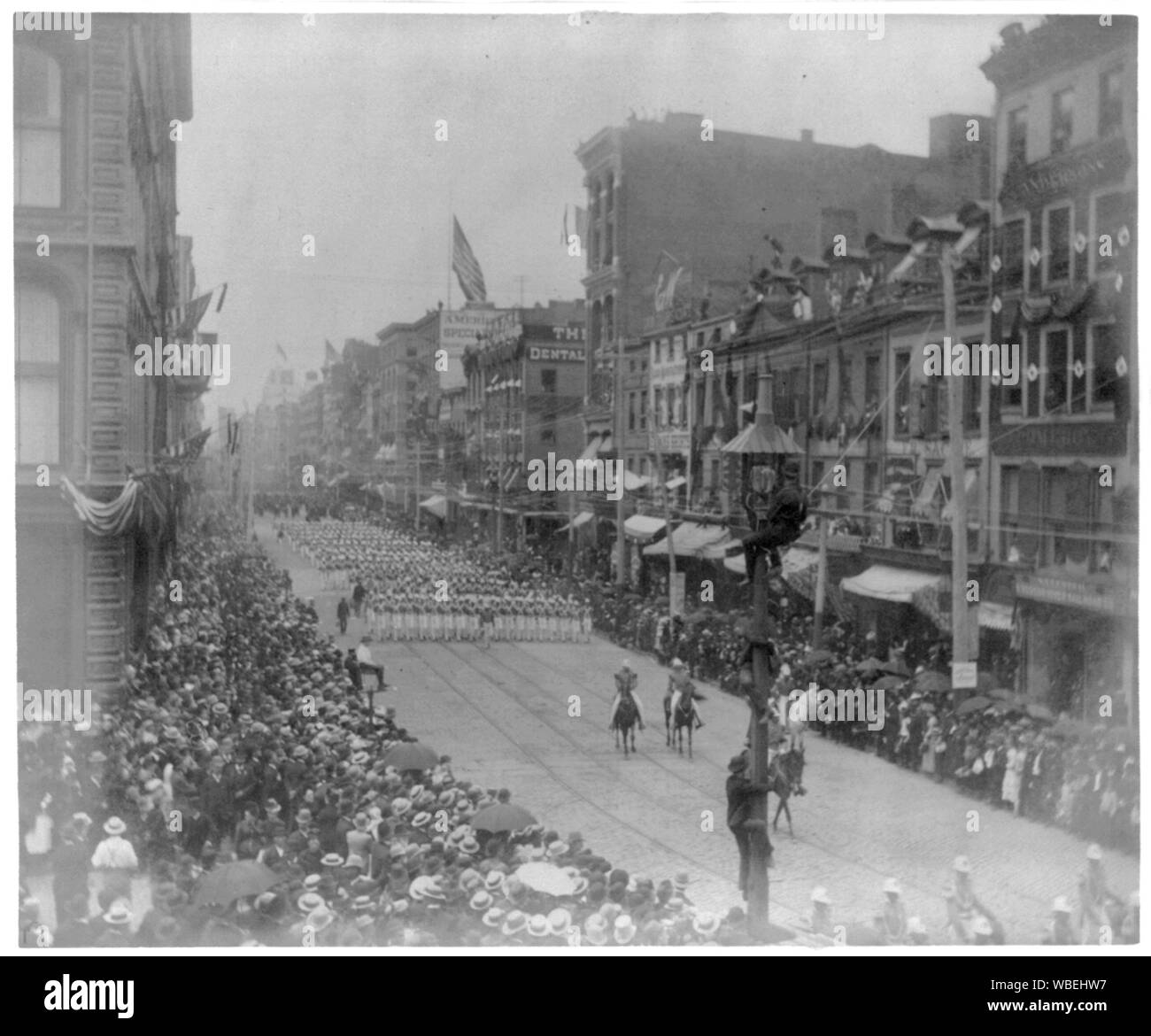 Funerali di Pres. concedere, New York City: gruppi di uomini in marcia in backgrd.; 3 uomini in palo della luce in foregrd. Abstract/medio: 1 stampa fotografica. Foto Stock