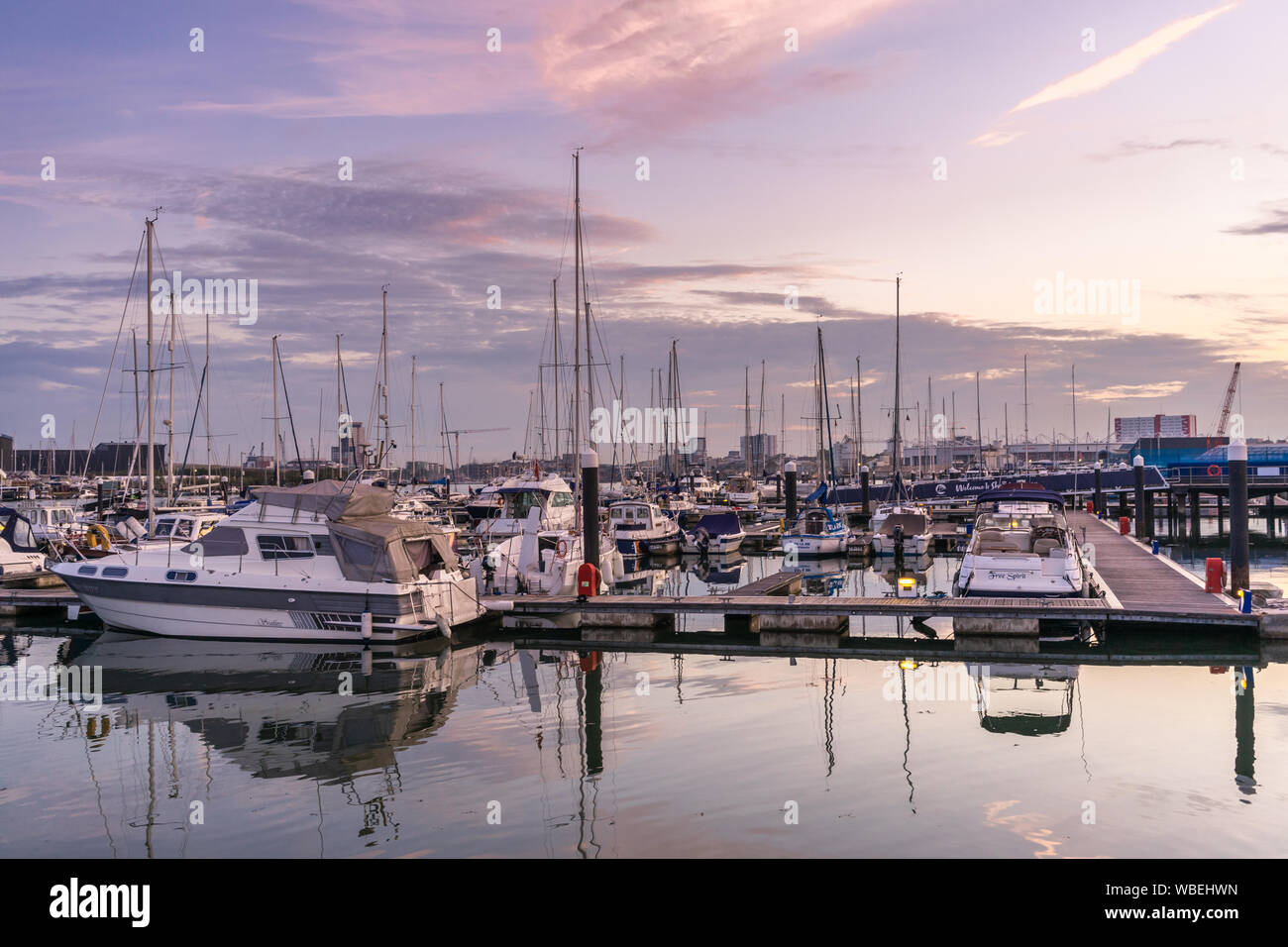Tramonto su Shamrock Quay Marina in Southampton, Hampshire, Inghilterra, Regno Unito Foto Stock