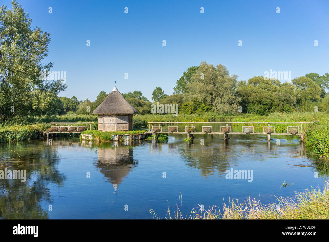 Fisherman's Hut e anguilla trappole vicino a Longstock lungo il fiume Test durante l estate in Hampshire, Inghilterra, Regno Unito Foto Stock