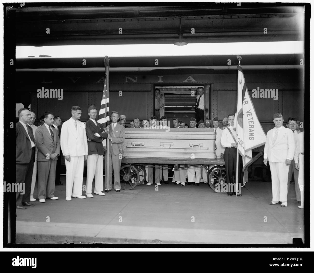 Servizi funebri per Congressman Connery. Washington, D.C. Giugno 16. Lo scrigno di sost. William Connery, messa. mostrato alla Stazione Union oggi prima per il trascinamento di Lynn, messa. Dove i funerali si terranno la Guardia d'Onore è composto di membri della divisione Yankee Club di Washington di che Connery era un membro. Abstract/medio: 1, negativo : vetro ; 4 x 5 in. o più piccolo Foto Stock