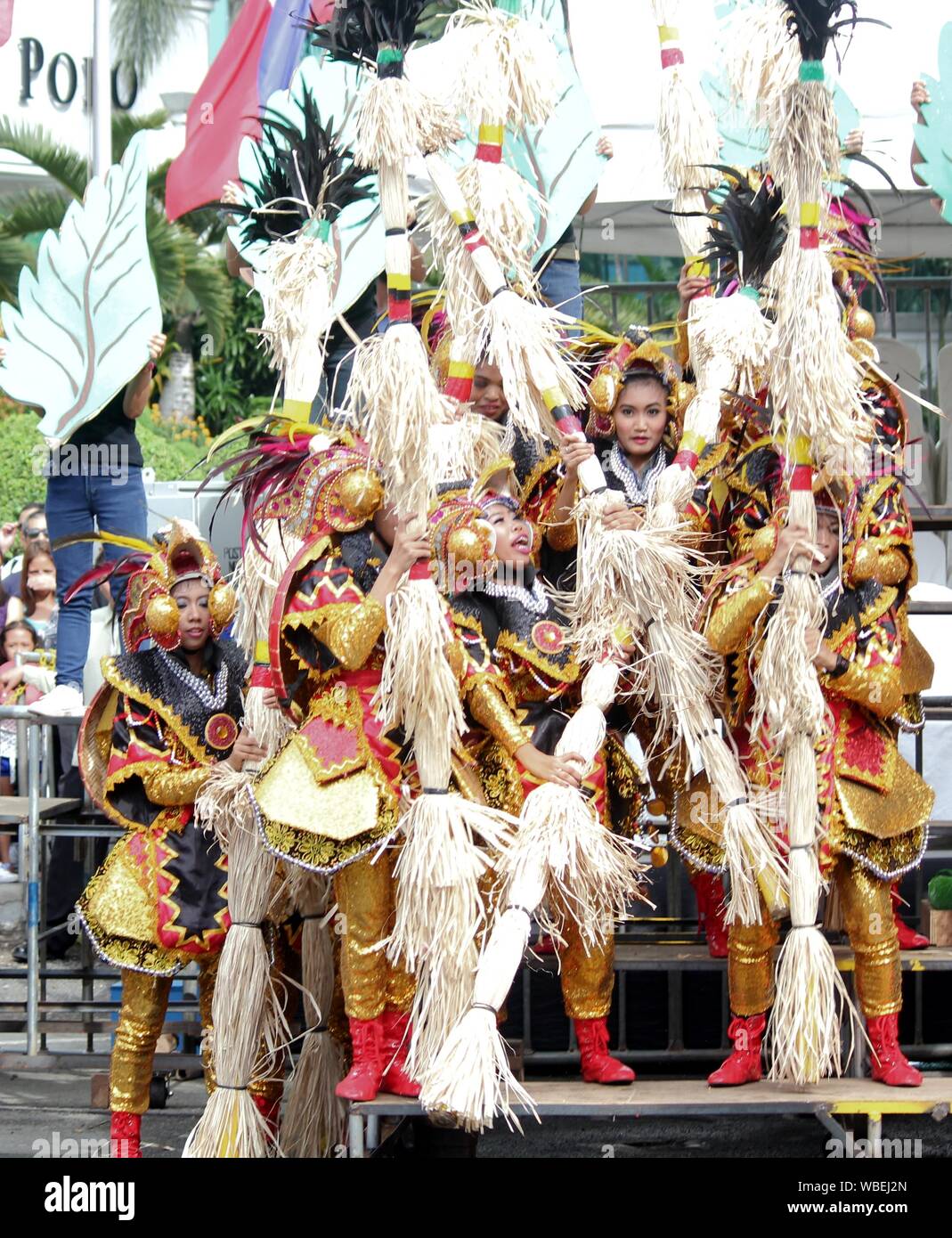 Davao City, Philippines-August 2014: i partecipanti del festival Kadayawan streetdancing concorrenza in una elaborata coreografia. È Kadayawan celeb Foto Stock