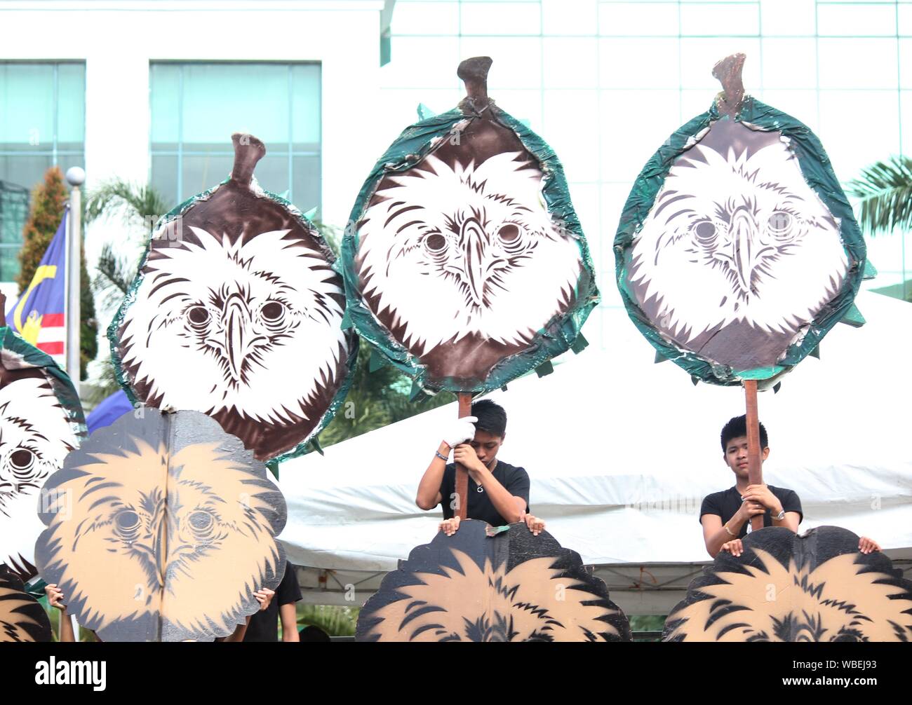 Davao City, Philippines-August 2014: Close up streetdancing i partecipanti portano i simboli della frutta Durian e la Philippine eagle come puntelli fo Foto Stock