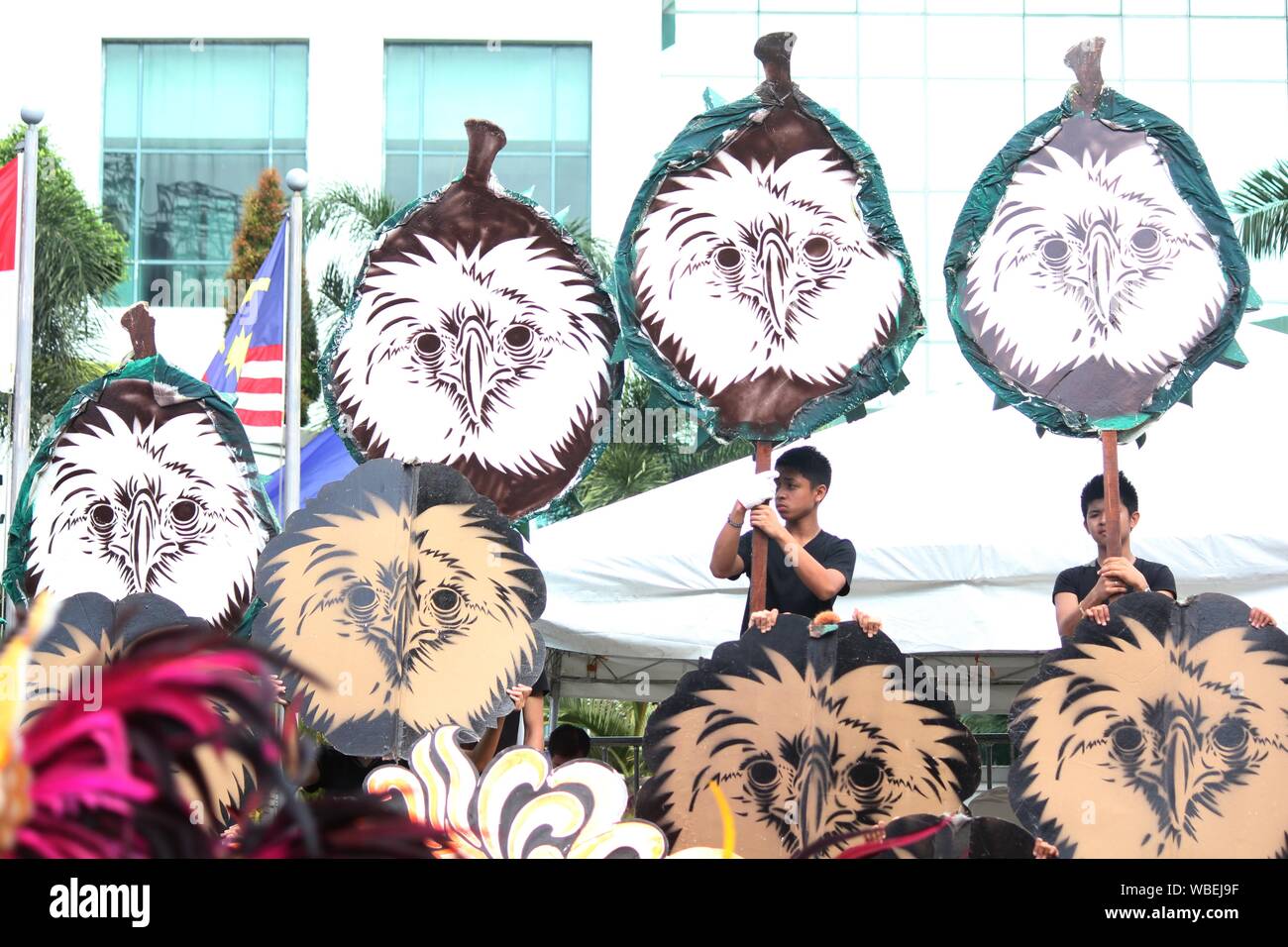 Davao City, Philippines-August 2014: Streetdancing i partecipanti portano i simboli della frutta Durian e la Philippine eagle come puntelli per un performa Foto Stock