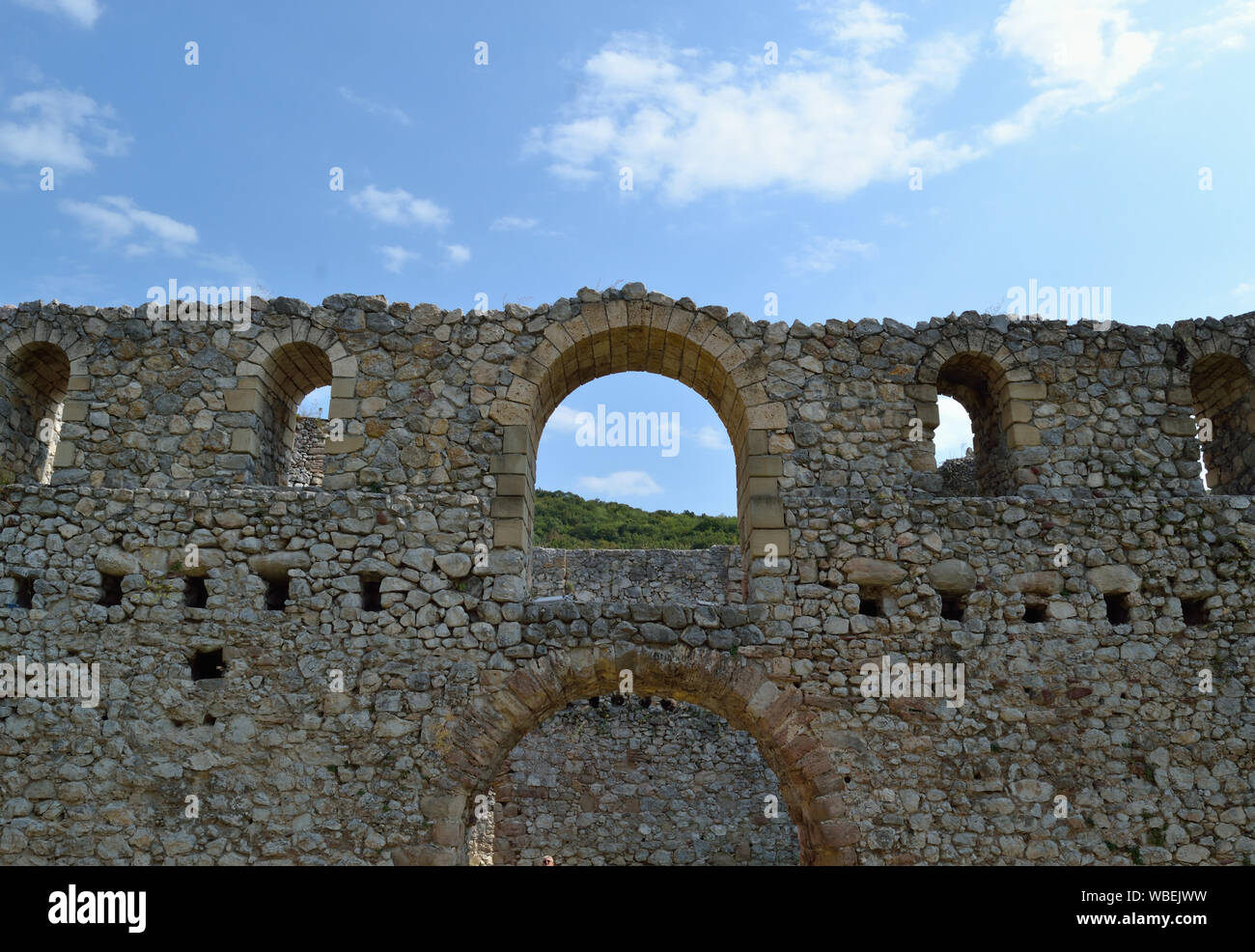 L'arcata del monastero medievale Manasija fortezza nel Despotovac, Serbia Foto Stock
