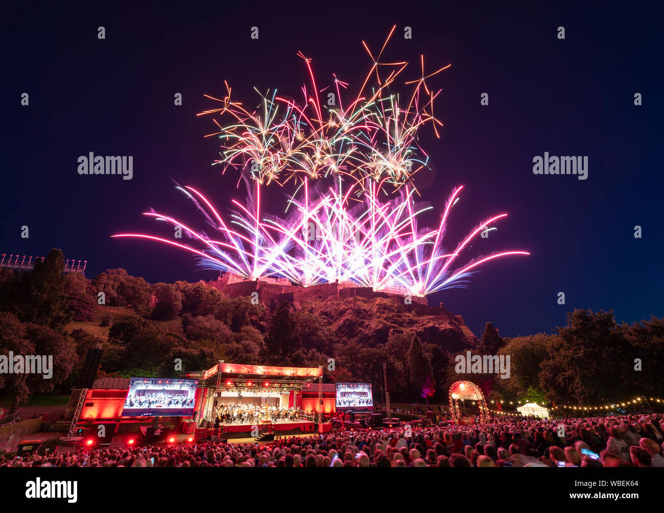 Edimburgo, Scozia, Regno Unito. Il 26 agosto 2019. Vergine denaro fuochi d'artificio concerto presso il Castello di Edimburgo e Princes Street Gardens per contrassegnare la fine del 2019 Edinburgh International Festival. La musica eseguita dalla Scottish Chamber Orchestra. Iain Masterton/Alamy Live News. Foto Stock