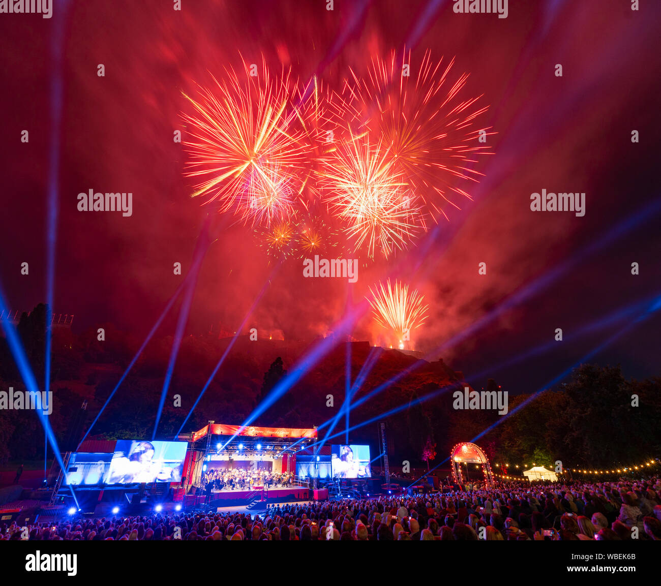 Edimburgo, Scozia, Regno Unito. Il 26 agosto 2019. Vergine denaro fuochi d'artificio concerto presso il Castello di Edimburgo e Princes Street Gardens per contrassegnare la fine del 2019 Edinburgh International Festival. La musica eseguita dalla Scottish Chamber Orchestra. Iain Masterton/Alamy Live News. Foto Stock