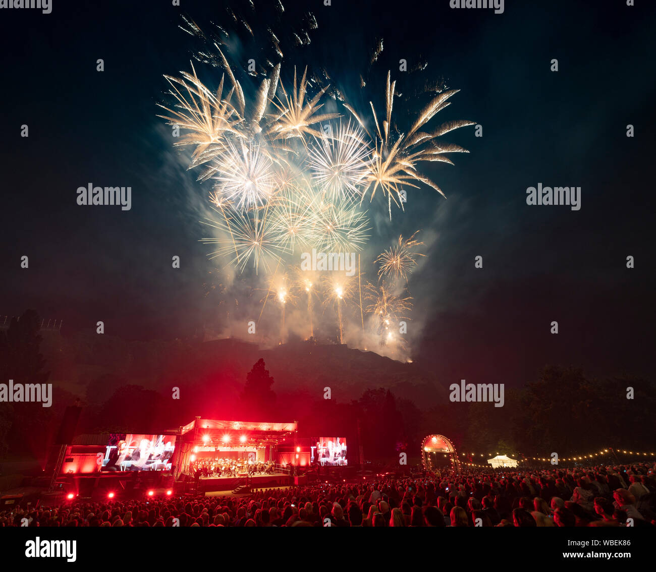 Edimburgo, Scozia, Regno Unito. Il 26 agosto 2019. Vergine denaro fuochi d'artificio concerto presso il Castello di Edimburgo e Princes Street Gardens per contrassegnare la fine del 2019 Edinburgh International Festival. La musica eseguita dalla Scottish Chamber Orchestra. Iain Masterton/Alamy Live News. Foto Stock