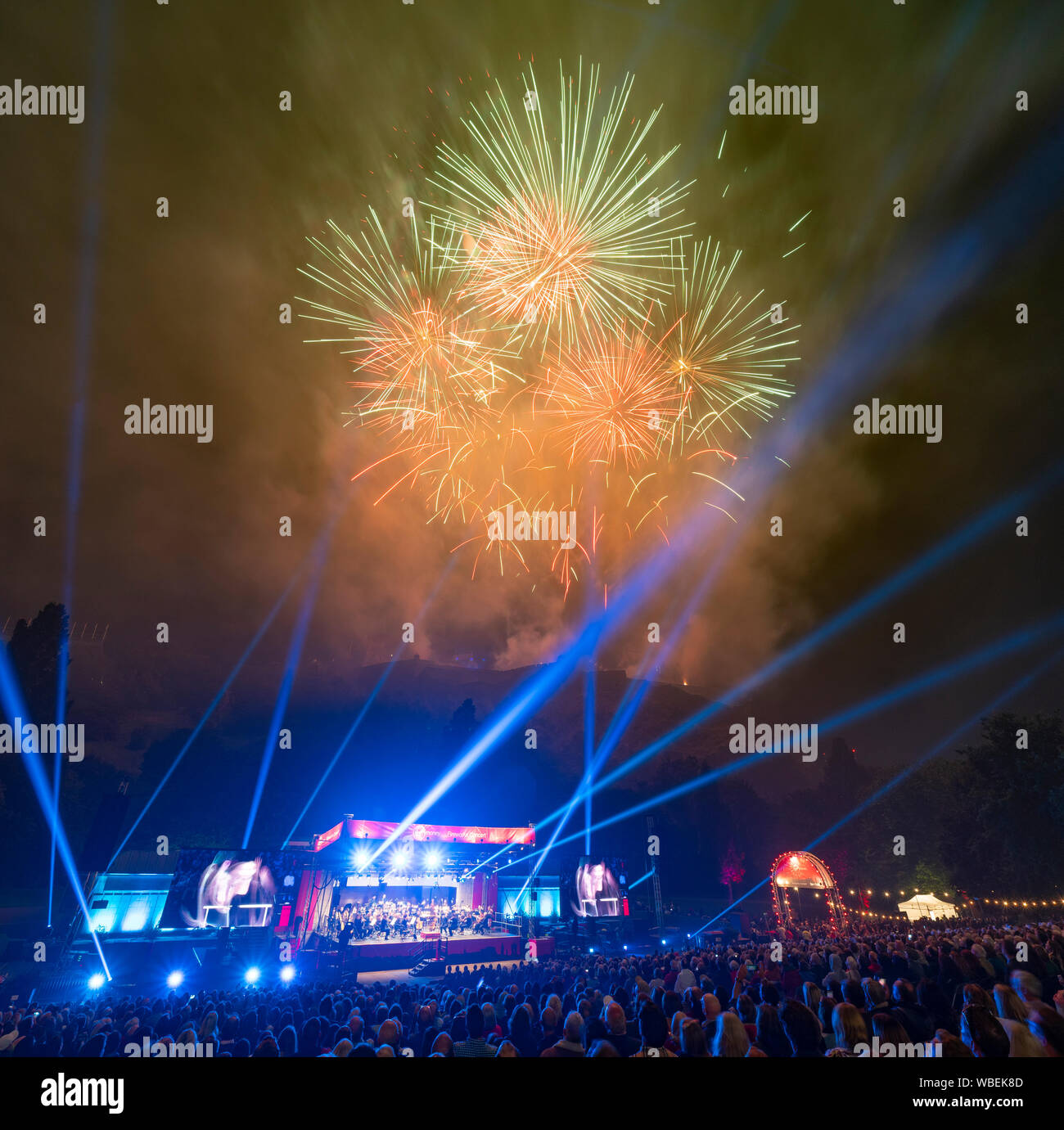 Edimburgo, Scozia, Regno Unito. Il 26 agosto 2019. Vergine denaro fuochi d'artificio concerto presso il Castello di Edimburgo e Princes Street Gardens per contrassegnare la fine del 2019 Edinburgh International Festival. La musica eseguita dalla Scottish Chamber Orchestra. Iain Masterton/Alamy Live News. Foto Stock