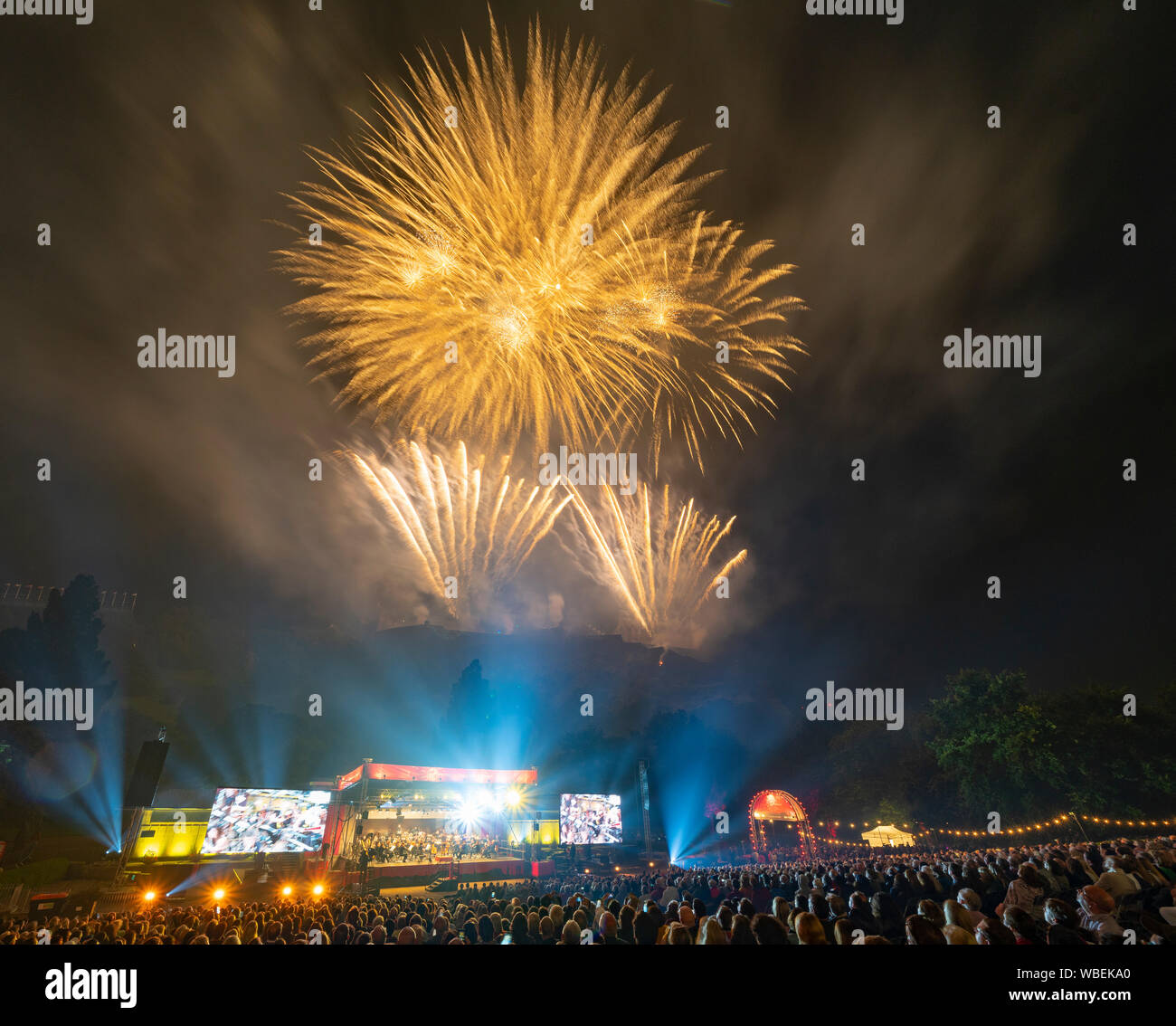 Edimburgo, Scozia, Regno Unito. Il 26 agosto 2019. Vergine denaro fuochi d'artificio concerto presso il Castello di Edimburgo e Princes Street Gardens per contrassegnare la fine del 2019 Edinburgh International Festival. La musica eseguita dalla Scottish Chamber Orchestra. Iain Masterton/Alamy Live News. Foto Stock
