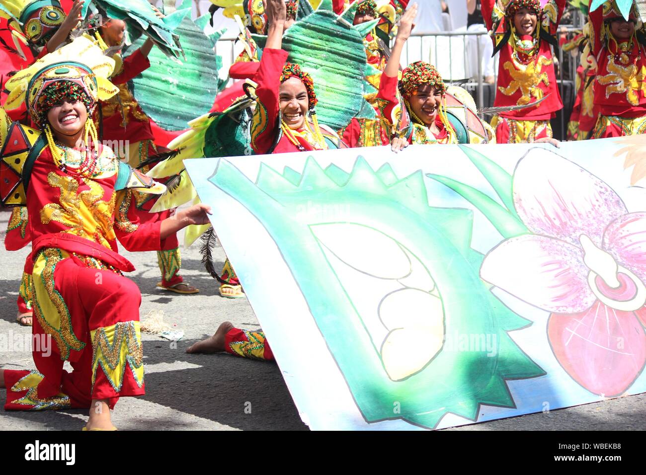 Davao City, Philippines-August 2014: Streetdancers durante una presentazione al festival Kadayawan. Kadayawan è celebrato agosto di ogni anno per dare t Foto Stock