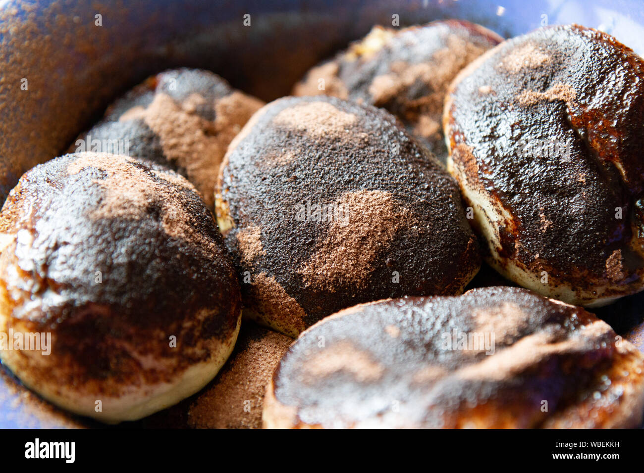 Slovacco focacce cotte al vapore riempita con marmellata e polvere di cacao e versato sopra con burro fritto Foto Stock