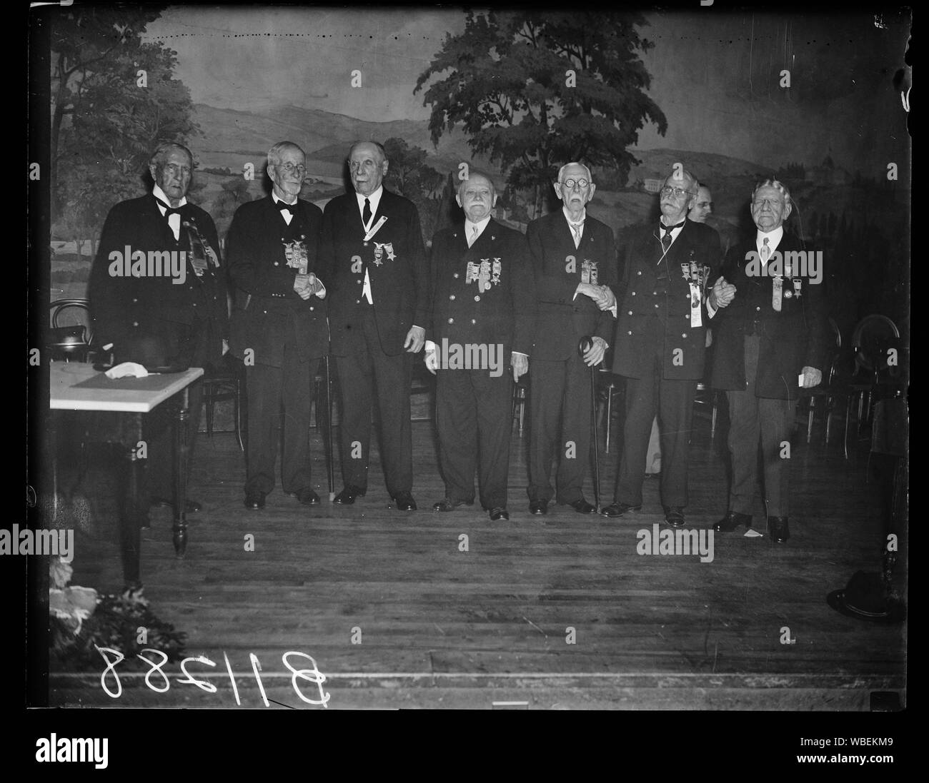 G.A.R. Il comandante in capo Ruhe e personale, Washington, D.C. Sett. 24. La foto mostra, da sinistra a destra James W. Willett di Tama, La. giudicare l'avvocato generale; Oley Nelson di Slater, Ia. pensionati commander-in-chief C.H. Wm. Ruhe di Wilkinsburg, Pa.; Thomas Ambrogio di Chicago, Ill., Junior Vice comandante; John M. Kline di Washington. D.C.; George H. Pounder di Ft. Atkinson, Wis. capo del personale; e Robert M. Rownd di Ripley, N.Y. L Ispettore Generale Abstract/medio: 1, negativo : vetro ; 4 x 5 in. o più piccolo Foto Stock