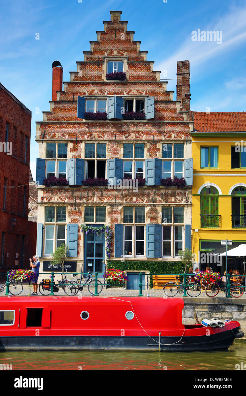 Edificio tradizionale e casa galleggiante su un canale, Gand, Belgio Foto Stock