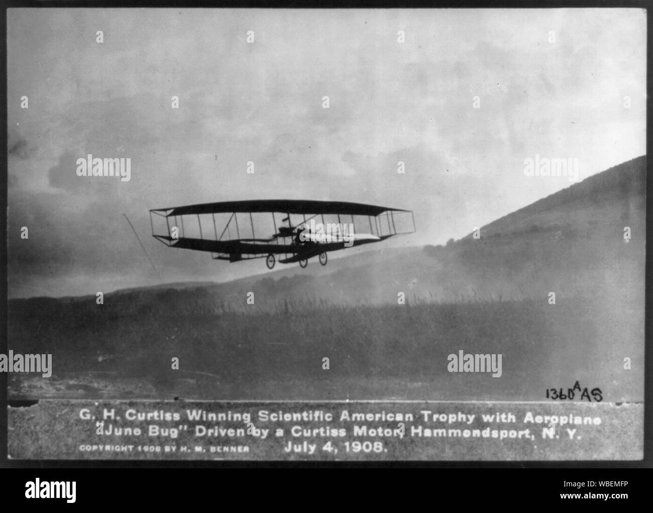 G.H. Curtiss vincendo Scientific American Trofeo con aereo giugno Bug, azionato da un motore Curtiss, Hammondsport, N.Y., 4 luglio 1908 Abstract/medio: 1 stampa fotografica. Foto Stock