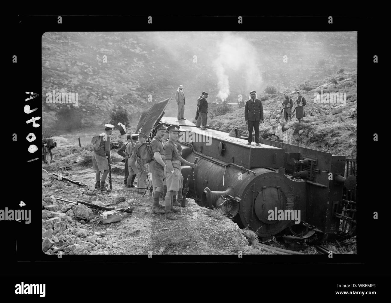 Visite G.O.C. locomotiva rovesciata su Gerusalemme Lydda linea ferroviaria. Vista generale della locomotiva rovesciata che mostra la ben scelto piegare in R.R. [Cioè, railroad] tra alti argini Abstract/medio: G. Eric e Edith Matson Collezione fotografica Foto Stock