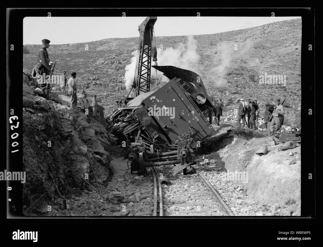Visite G.O.C. locomotiva rovesciata su Gerusalemme Lydda linea ferroviaria. La locomotiva nel processo di keeling su le sue ruote come il vapore-wintch [cioè, verricello] chuggs pesantemente sul suo peso oltre il doppio della sua forza testati Abstract/medio: G. Eric e Edith Matson Collezione fotografica Foto Stock