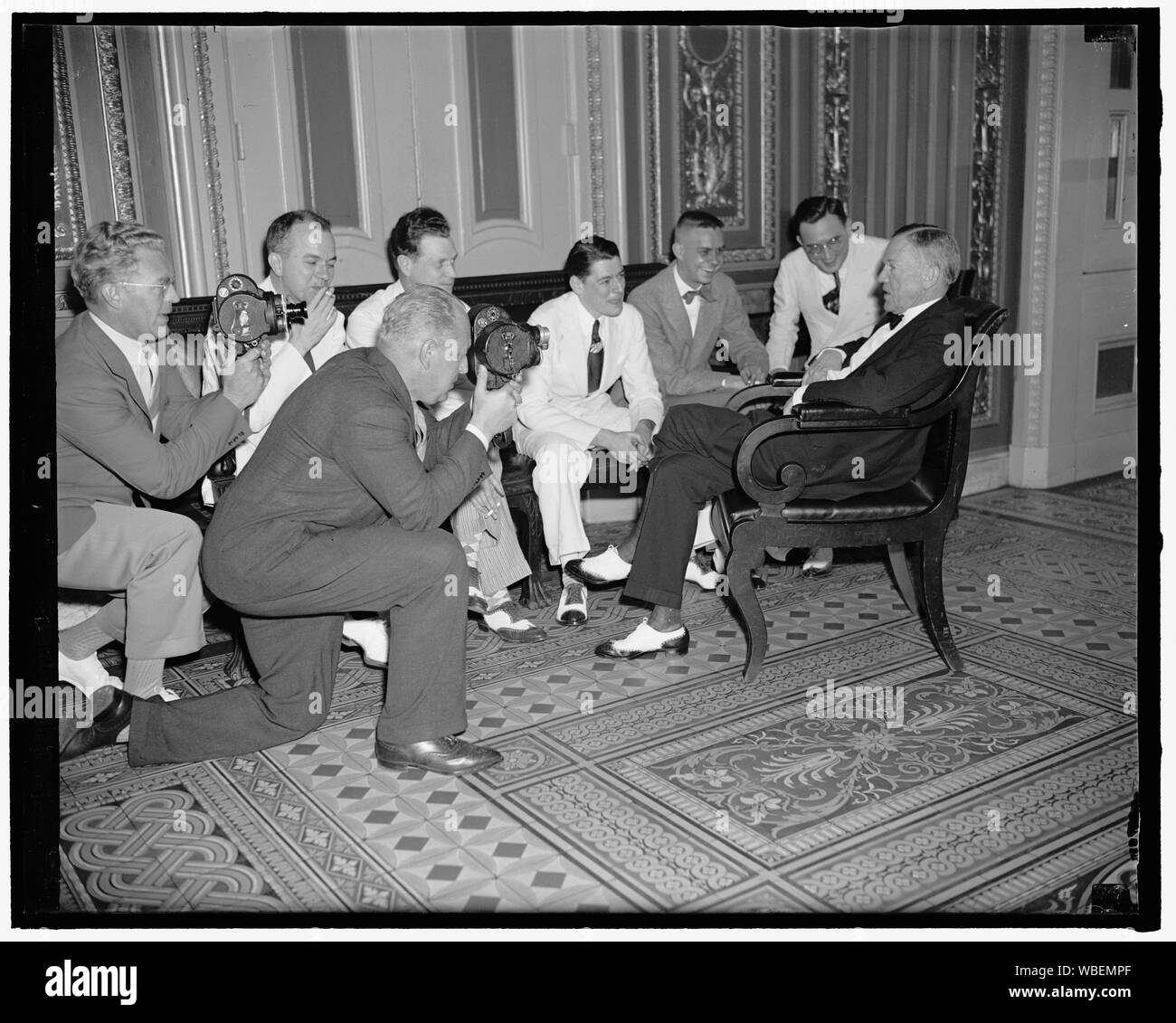 G.O.P. Vice candidato presidenziale ora centro di notizie a Capitol. Washington D.C., il 7 luglio. Cameraman sparare il senatore Charles McNary, G.O.P. vice candidato presidenziale, presso il Campidoglio e mentre si discute la sua nomina con reporter, 7-1-40 Abstract/medio: 1, negativo : vetro ; 4 x 5 in. o più piccolo Foto Stock