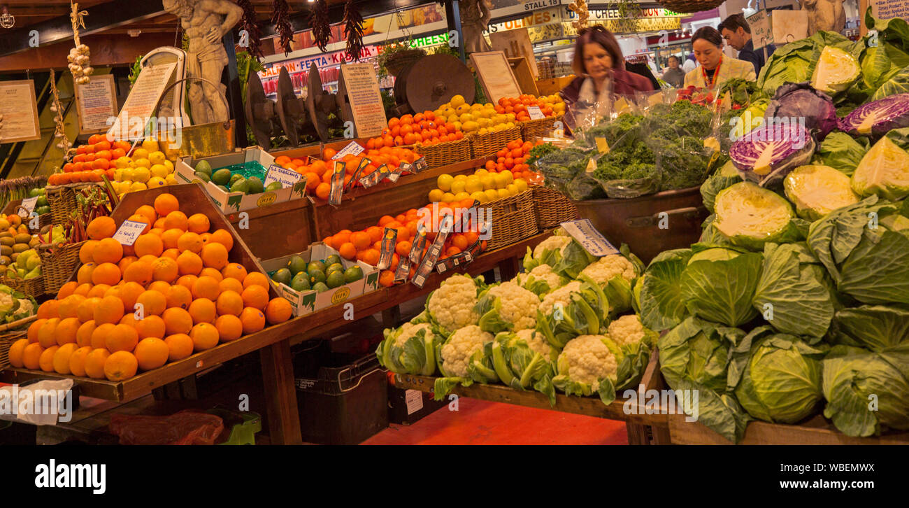 Frutta e verdura in stallo il mercato australiano con display a colori di arance, cavolfiori, broccoli, cavoli e altre carni e cibi nutrienti Foto Stock